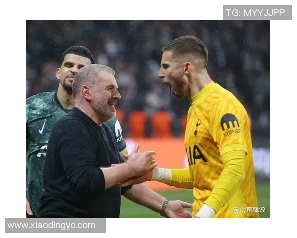 镜头捕捉：欧联赛场小动作引发热议