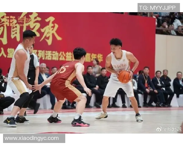 篮球八卦荣膺月度最佳球员奖项 实至名归的背后故事与贡献 篮球八卦荣膺月度最佳球员奖项 实至名归的背后故事与贡献